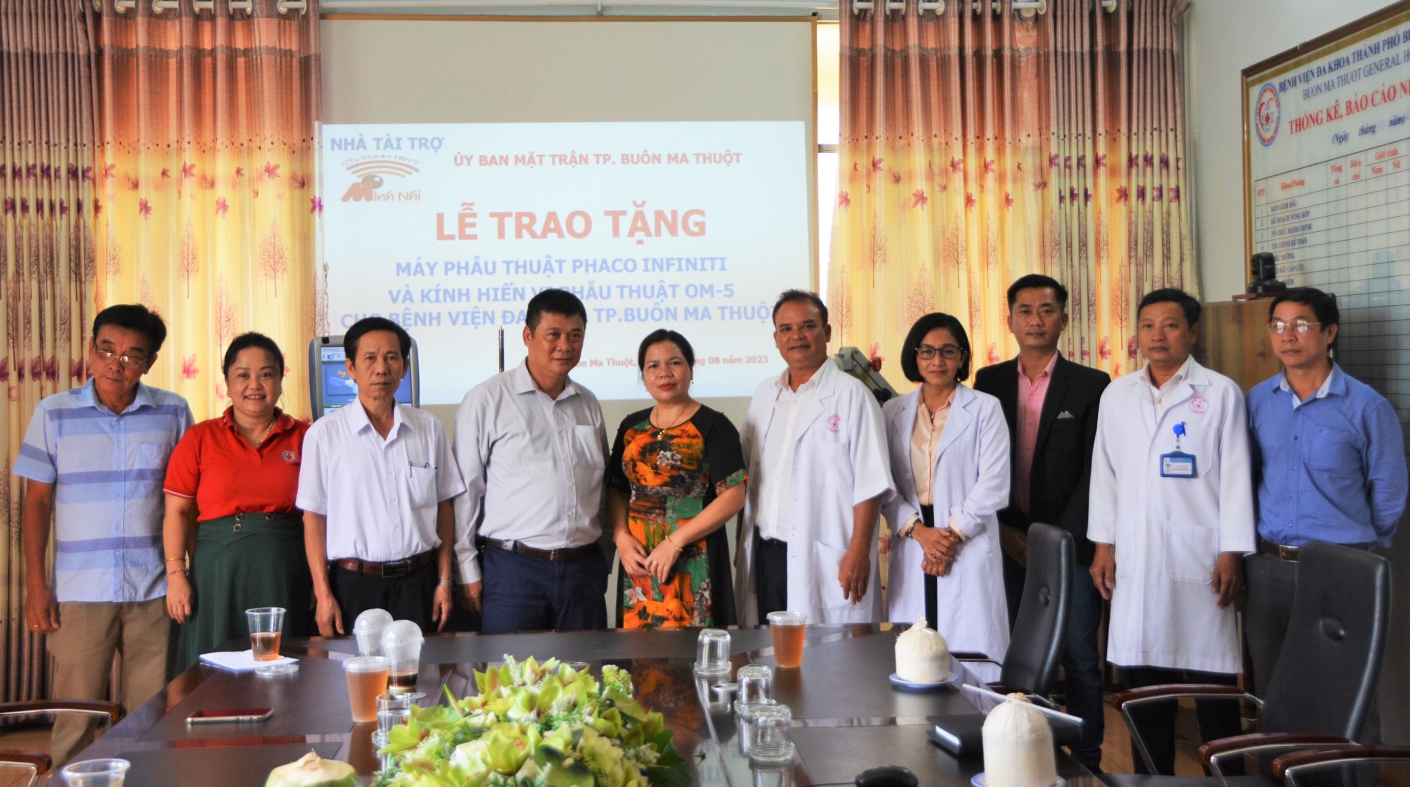Công ty TNHH Thiết bị y tế Minh Nhi trao tặng Máy phẫu thuật và kính hiển vi phẫu thuật với tổng trị giá hơn 1,3 tỷ đồng cho Bệnh viện Đa khoa TP.Buôn Ma Thuột